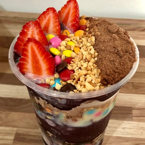 Açaí delicioso para quem ama doce com fruta contém copo de 500 mlcalda de chocolate, chocoboll cereal, granulado de chocolate ,confete, creme de chocolate e morangos uma mistura perfeita.