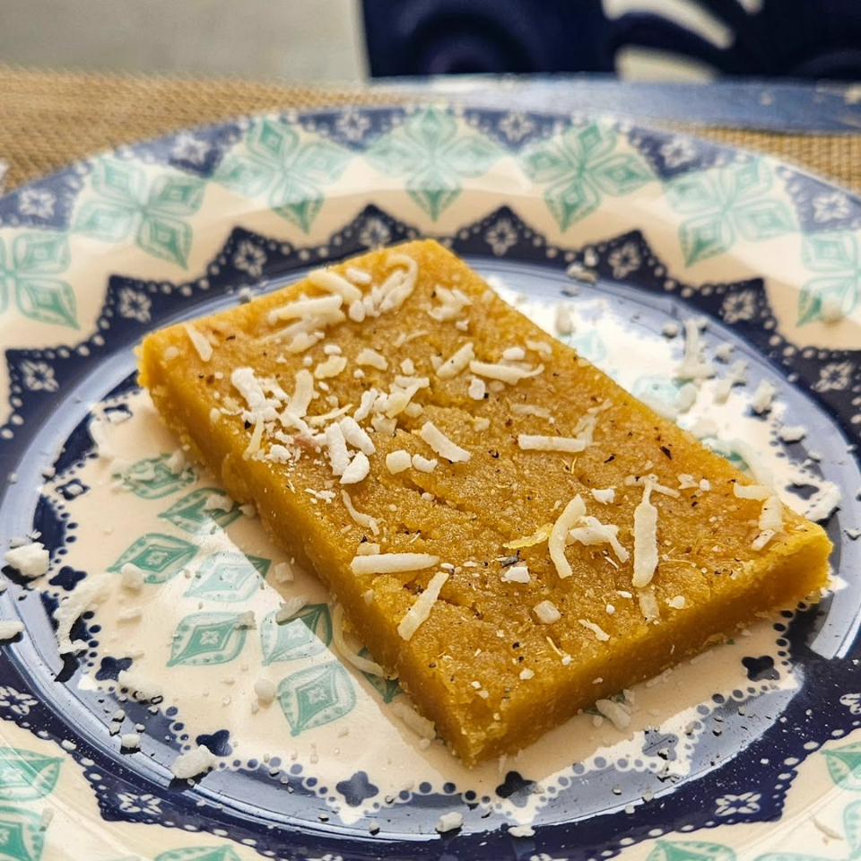 Tablete de doce típico indiano feito com cardamomo e água de rosas.