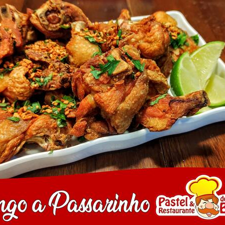 Deliciosos pedacos de frango a passarinho temperado e servido com alho torrado, limão e salsinha.