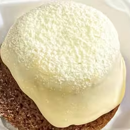 Massa branca com cobertura de brigadeiro de Ninho.