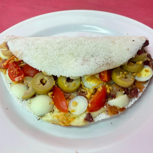 Bacon com Ovos: O clássico que nunca erra! Crocância do bacon + cremosidade do ovo = uma combinação simplesmente imbatível! Essa tapioca é perfeita pra quem ama começar (ou terminar) o Dia com muito sabor e energia! Peça agora e sinta o sabor que abraça o estômago e o coração! #Tapiocadaari #Baconcomovos #Explosãodesabor #Clássicofavorito #Cardápiodelícia #Deliveryrj