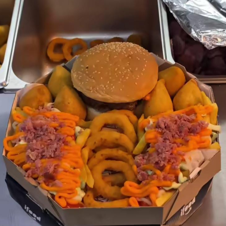UM DOBLE CHEDDAR + UMA PORÇÃO DE FRITAS (KETCHUP, MAIONESE E CHEDDAR C/ BACON) + 6 COXINHAS + ANEIS DE CEBOLA.