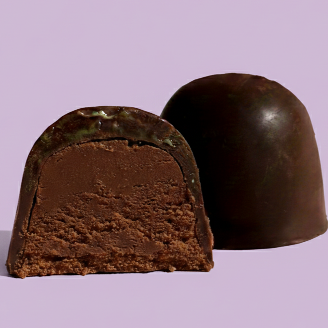 Para os chocólatras de plantão! Trufa recheada com creme intenso de chocolate, feita com ingredientes selecionados. Serve 1 pessoa (aprox. 60g)