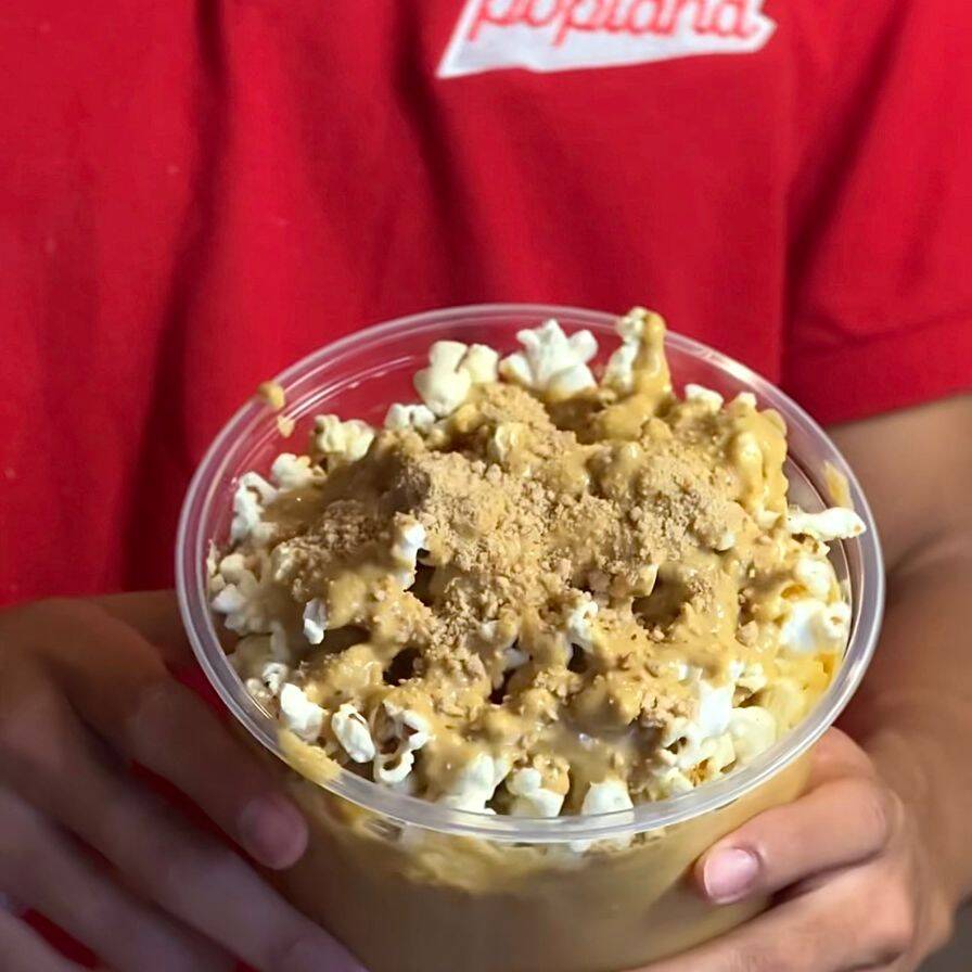 Pipoca de 1 litro com sabor de creme de pačoca e pedaços de paçoca. Uma combinação deliciosa para quem ama um snack doce e crocante. Ideal para curtir momentos especiais ou saborear a qualquer hora.