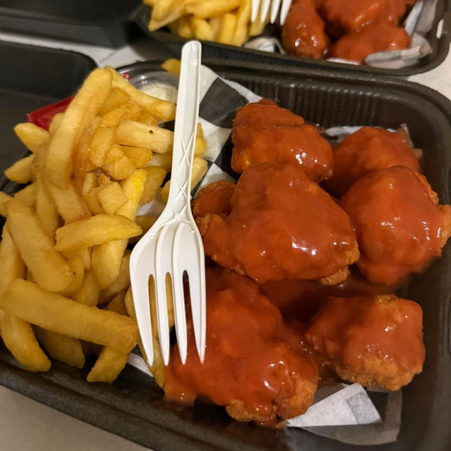 Boneless Bañados en Salsa BBQ con Papas