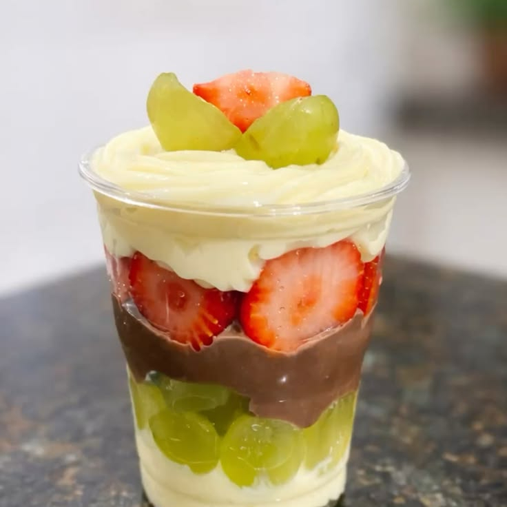 brigadeiro e ninho, uvas verdes, brigadeiro de cacau, morangos