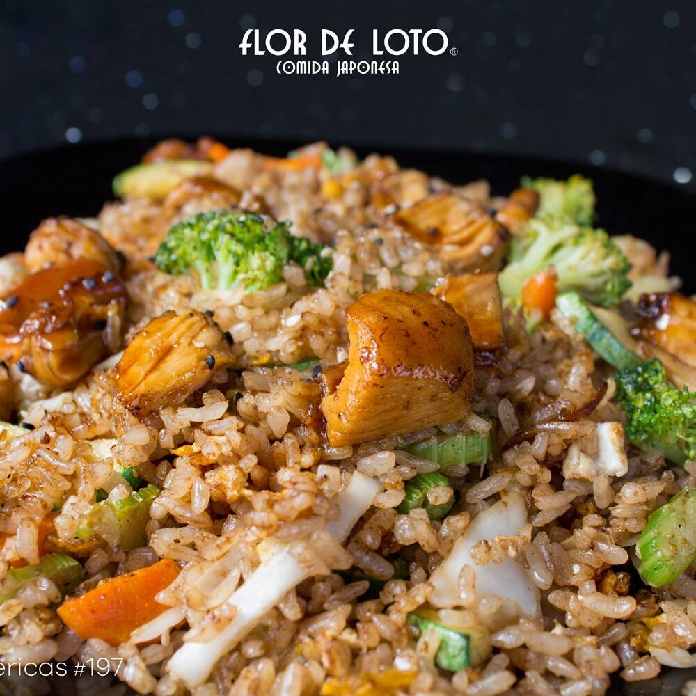 Yakimeshi y Agua de sabor