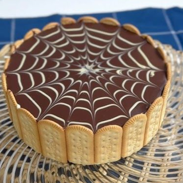 Uma sobremesa classica feita com camadas de creme suave e biscoitos, finalizada com cobertura de chocolate, resultando em um contraste perfeito entre doçura e leveza.