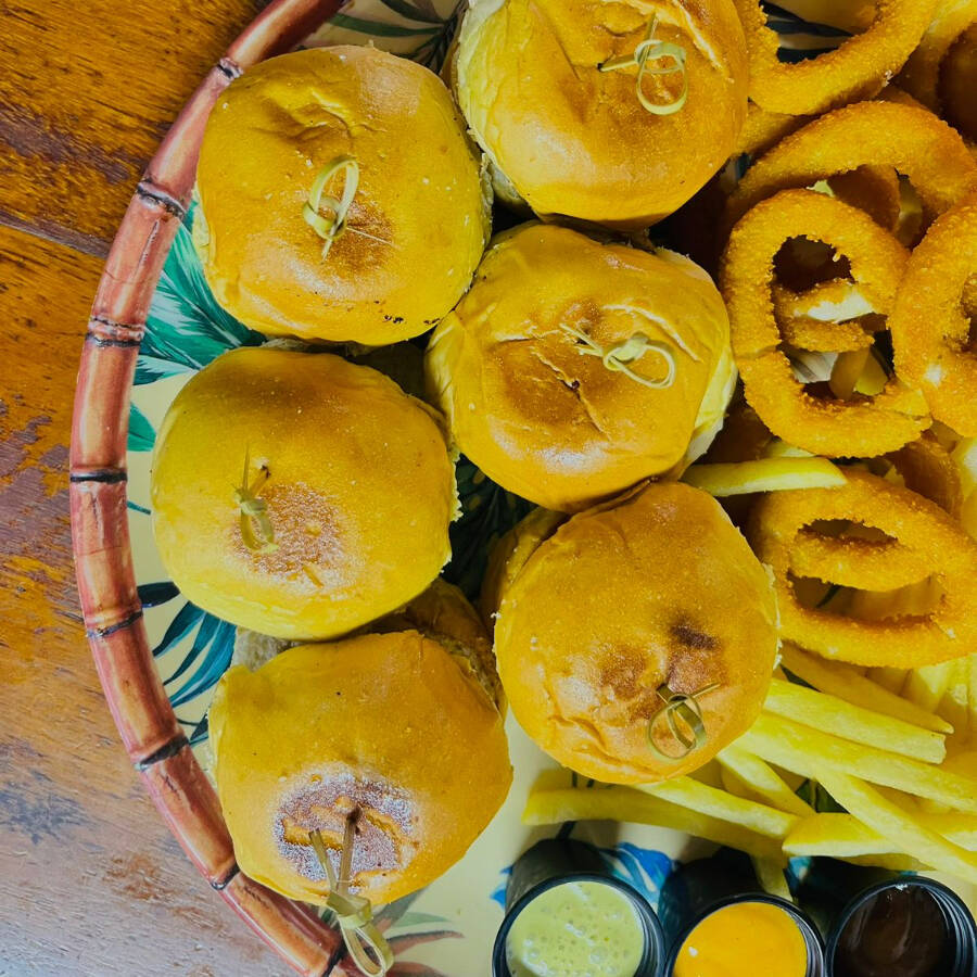 6 MINI BURGERS DELICIOSOS, BATATA FRITA E ONION RINGS)