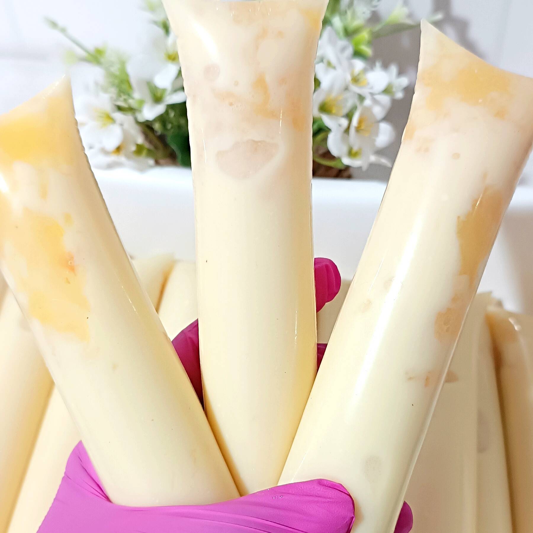 Creme a base de abacaxi com leite e coco ralado adicionado.