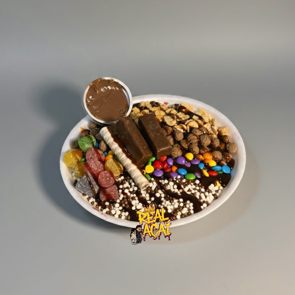 (Foto real do produto) - Açaí, 11 acompanhamentos (Cereais e guloseimas), 2 frutas e 3 caldas.