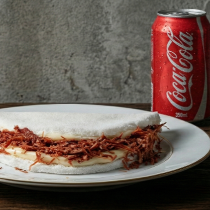 Carne seca desfiada e bem temperada com requeijão cremoso tipo Catupiry, em tapioca macia.
