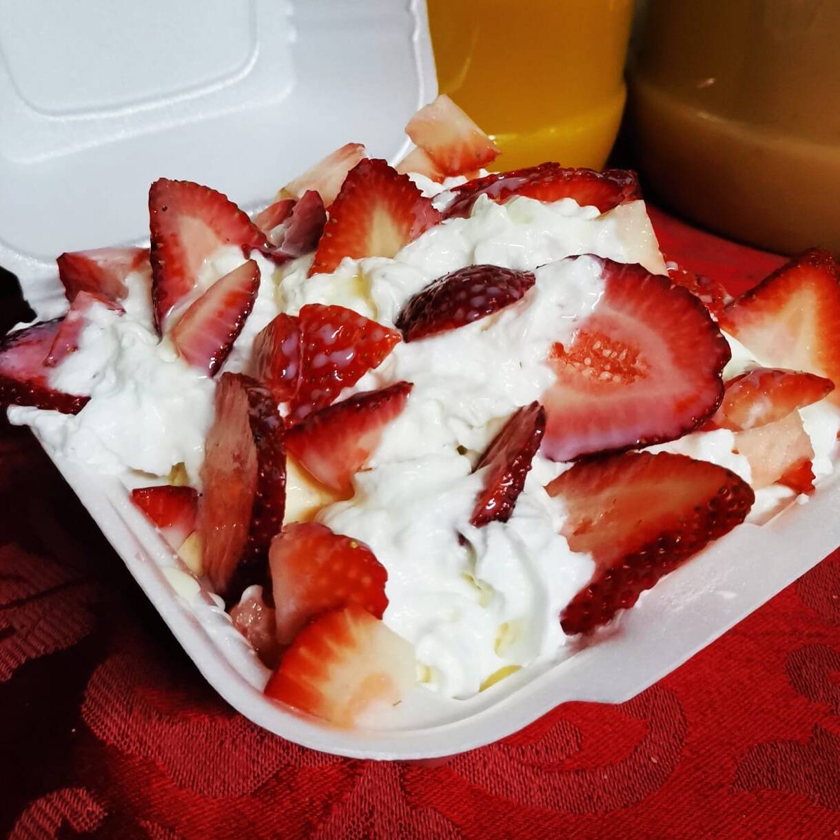 FRESAS CON CREMA, NIEVE DE VAINILLA Y CHEESECAKE