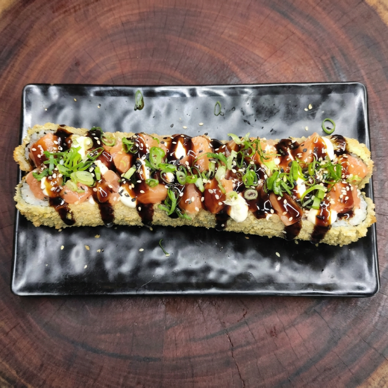 Big Hot Crocante! Uma generosa porção de sushi empanado e frito à perfeição, com uma casquinha super crocante por fora e um recheio suculento por dentro. Feito com arroz temperado, nori, salmão cru, cream cheese cremoso e um toque especial de cebolinha.