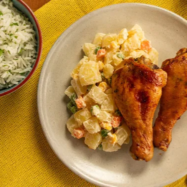 Sua refeição com gostinho de casa de mãe. Coxa e sobrecoxa assada, acompanhada de arroz, farofa e uma deliciosa maionese