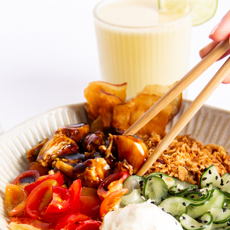 Preparado com frango teriyaki, arroz japonês, sunomono, cenoura, cebola crispy, chips de batata-doce e cream cheese. Complete seu pedido com a bebida de sua escolha.