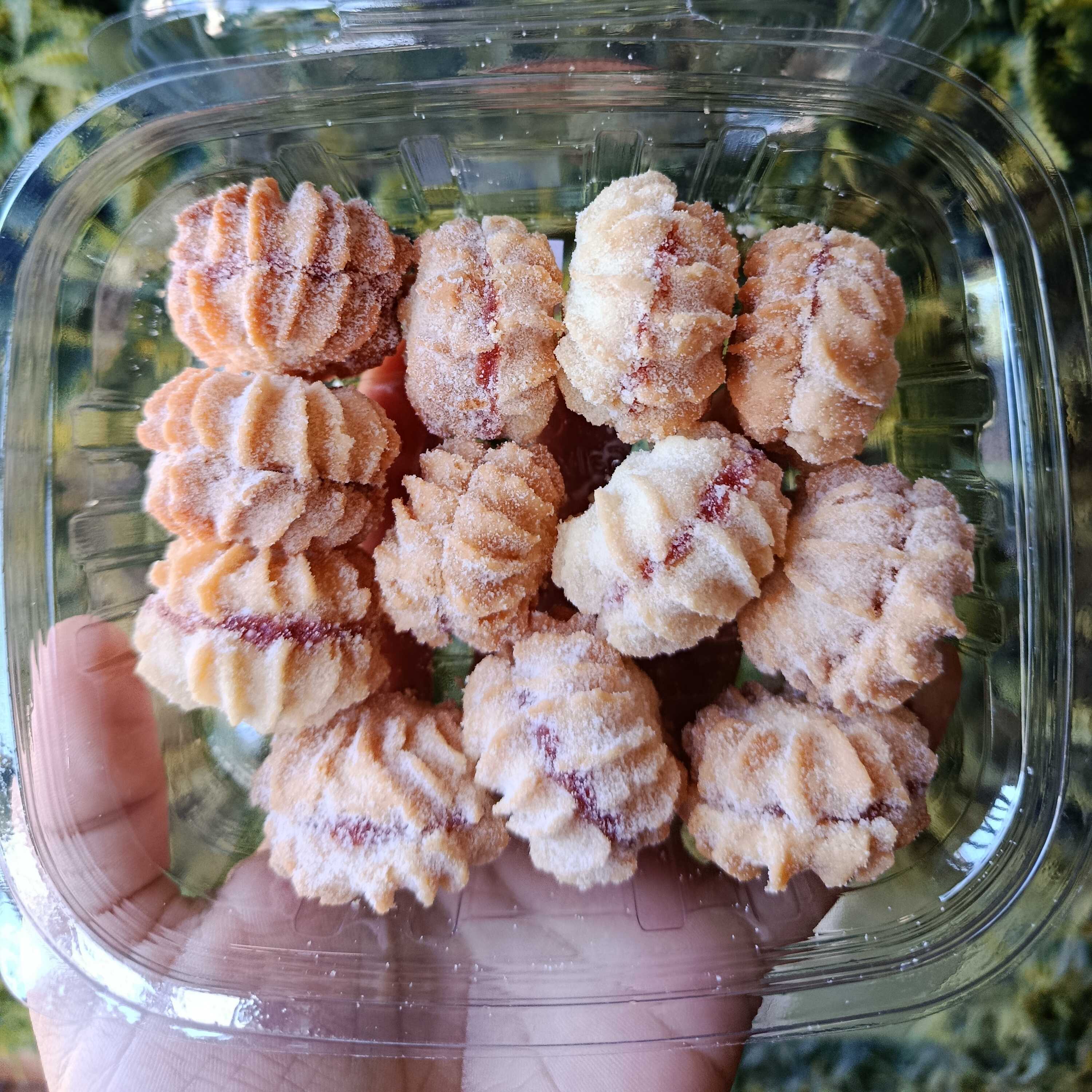 Maravilhosos biscoitinhos amanteigados que derretem na boca, massa de baunilha com goiabinha e açúcar. Você vai se apaixonar, pesa aproximadamente 100g.