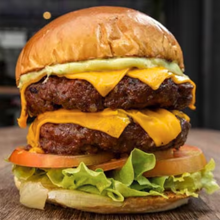 2 carnes suculentas 140g, bacon crocante, cheddar derretido, alface, tomate e molho deluxe de cheddar no pão brioche.