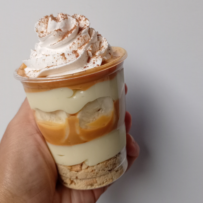 Nosso delicioso copo banoffe é composto por biscoito triturado creme de leite ninho doce de leite artesanal e chantily polvilhado com chocolate em pó