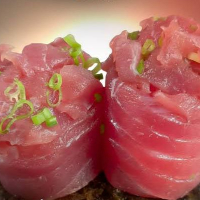 4 peças de guakan de atun com tartar de atun e molho de ostras