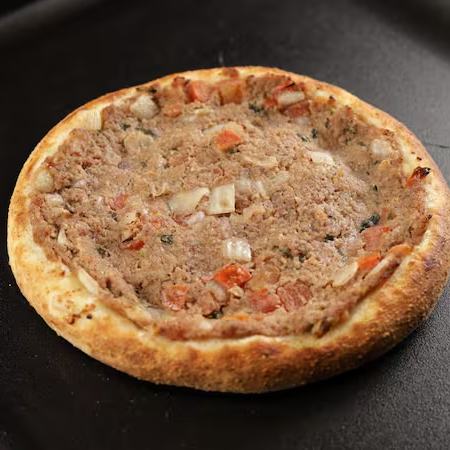 Nossa massa leve de longa fermentação, suculenta carne moída (com um toque de pimenta), cebola, tomate, Tahine, toque de limão e especiarias.
