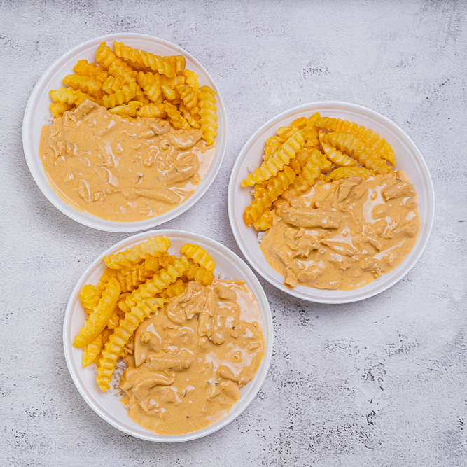 3 Marmitas de com delicioso filé de frango ao molho estrogonofe acompanhado de arroz branco e batatas fritas Marmita indicada para 03 pessoa.