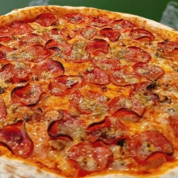🍕 Massa artesanal com nosso molho de tomate caseiro, mussarela, fatias de calabresa, queijo gorgonzola e alho frito. 😋