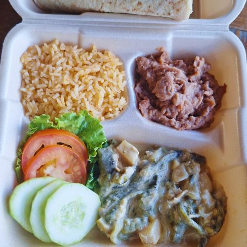 Platillo Rajas con Pollo y Crema, Arroz y Frijoles