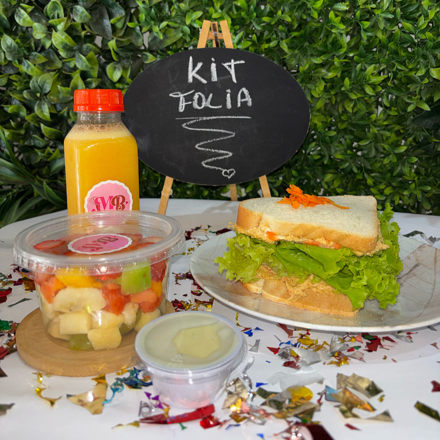 Sanduíche Natural de frango, Suco de Laranja e Salada de fruta + leite de condensado