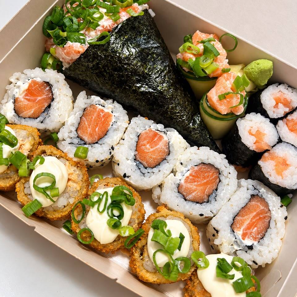 16 peças +1 Temaki (M) 5 hot Filadélfia , 5 Uramaki shake 4 hosso salmão e 2 Jyo pepino c/ salmão