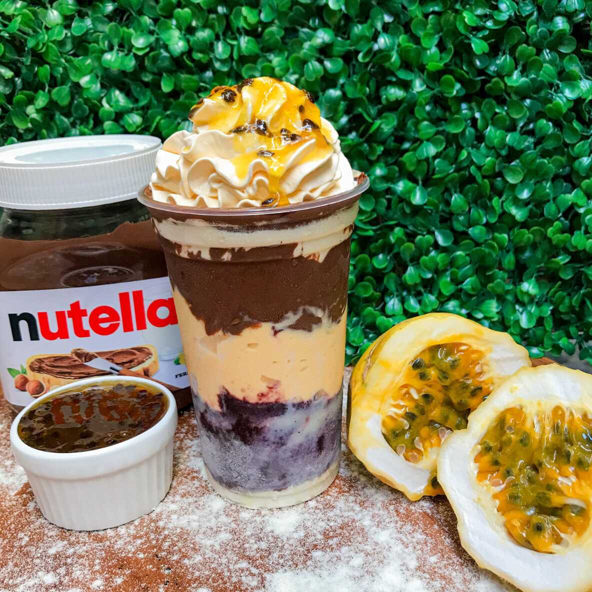 Açaí cremoso com Nutella e creme de maracujá, montado em camadas. Uma combinação equilibrada entre o doce do chocolate e o toque cítrico do maracujá, feito na hora pra chegar bem gelado e cremoso.