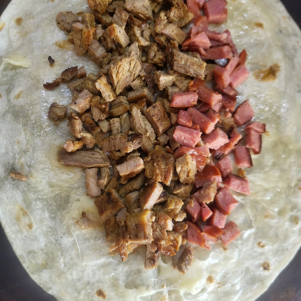 BURRITO MIXTO (QUESO, CARNE, SALCHICHA)