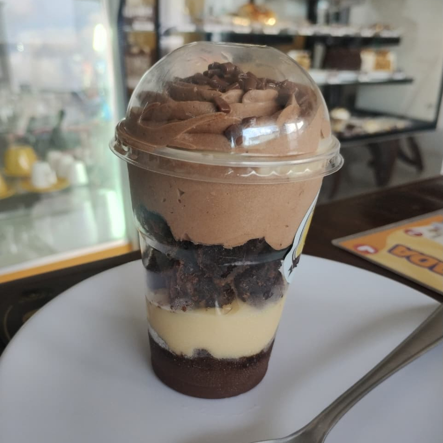 Creme de chocolate meio amargo, ovomaltine, creme aos 4 leites, brownie e mousse de ovomaltine.