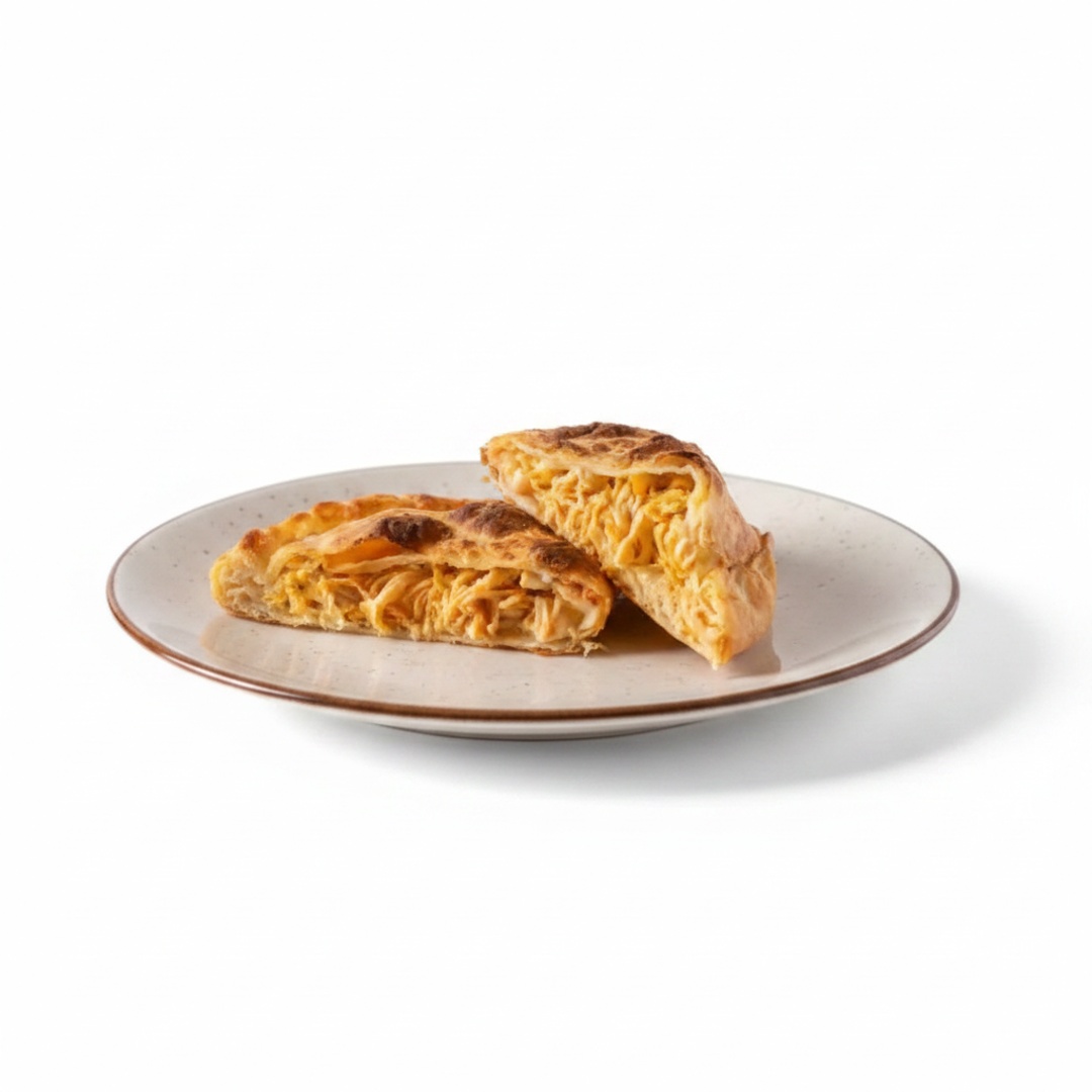 Calzone recheado com frango desfiado, requeijão e queijo mussarela.