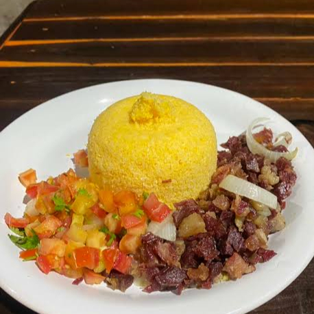 Cuscuz soltinho acompanhado de suco refrescante 🍹✨. Uma combinação leve, saborosa e muito pedida!