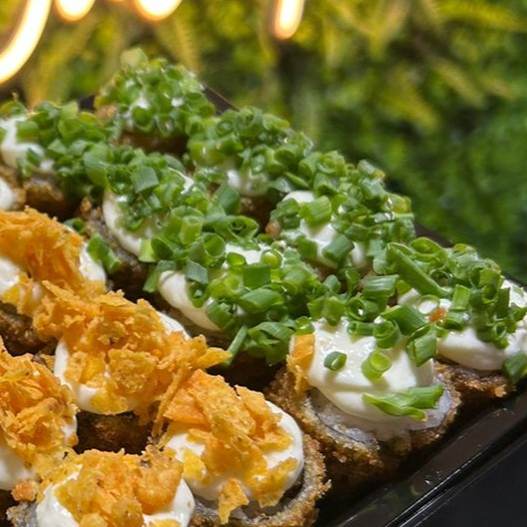 10 hot roll - Salmão grelhado com cobertura de crem chesse e cebolinha