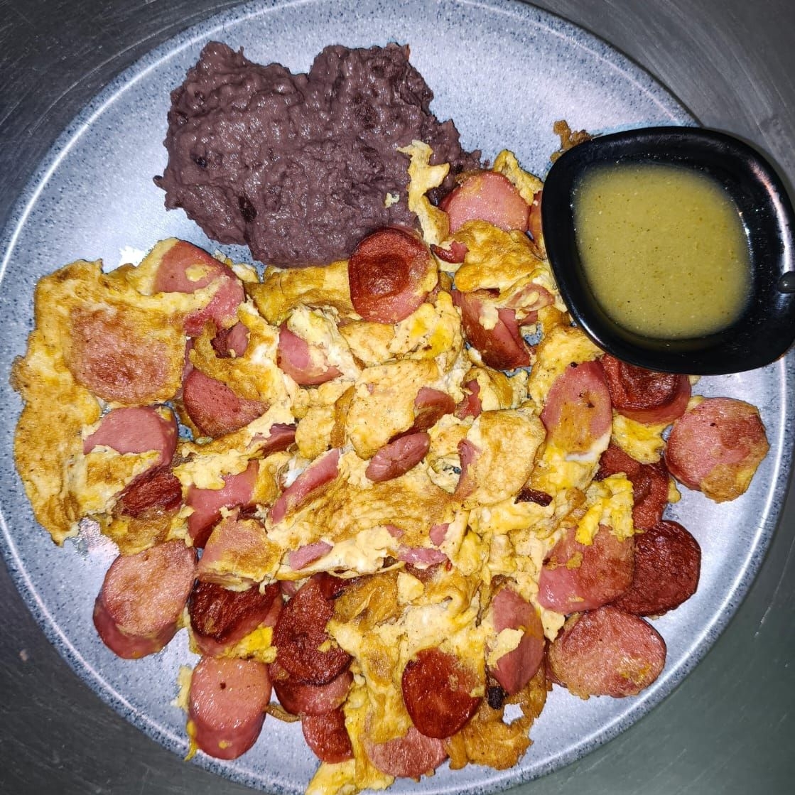 Huevos revueltos con salchicha