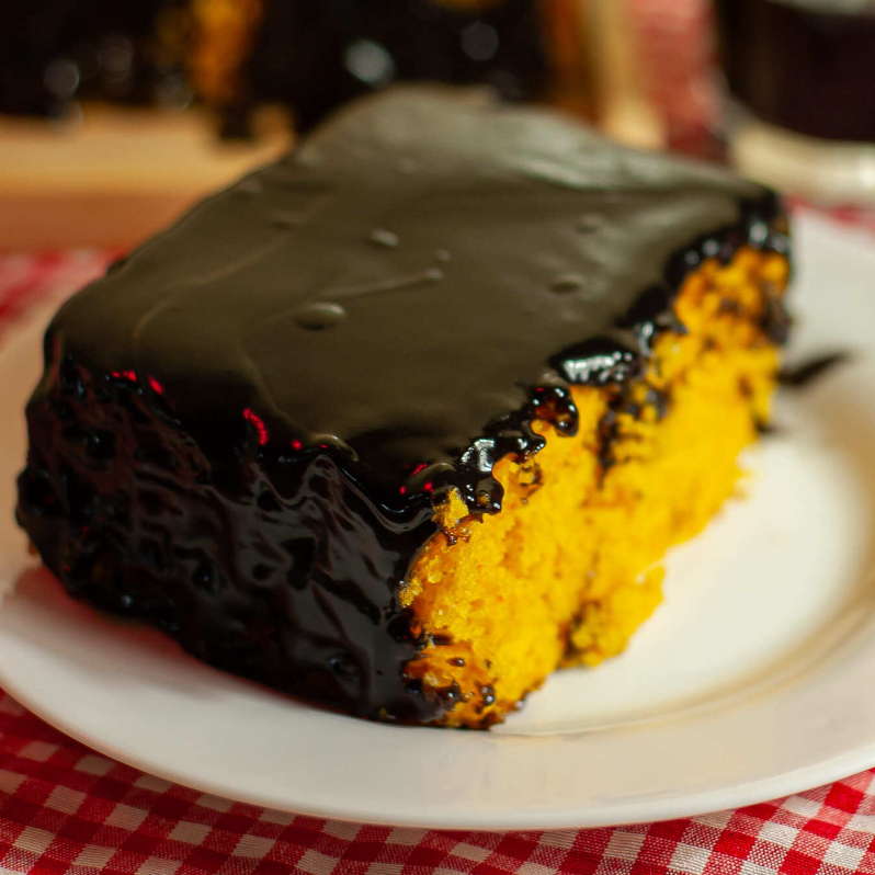 Um dos campeões da casa, fofinho e cremoso com delciosa calda de chocolate, é nosso bolo de cenoura.