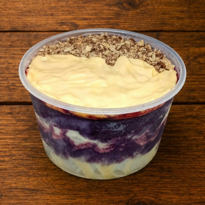 Açaí super cremoso, montado em camadas de leite em pó + leite condensado, no topo mousse de maracujá e bis