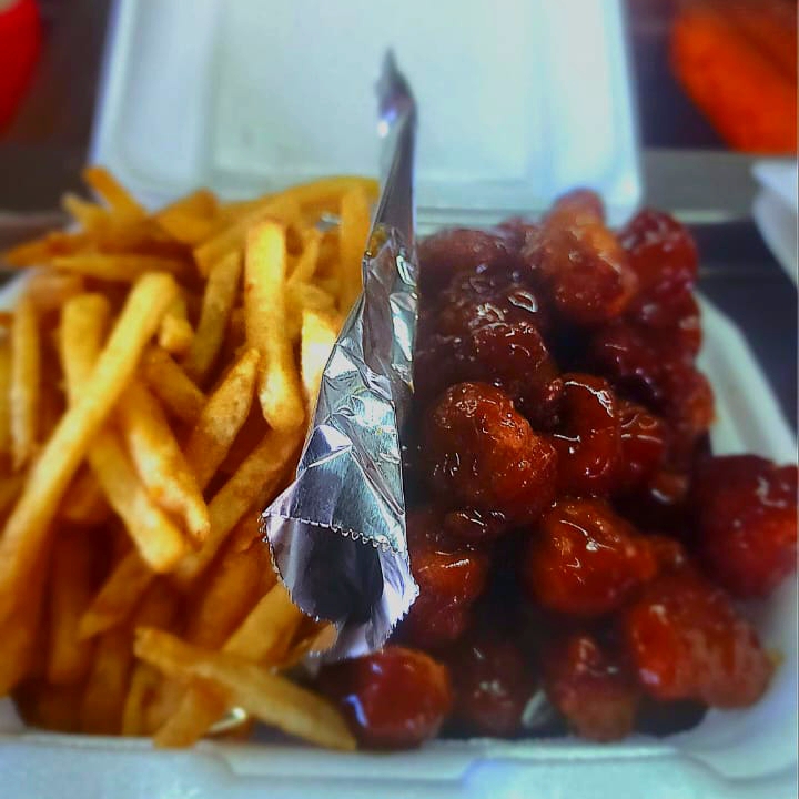 1 paquete individual boneless bites + coca