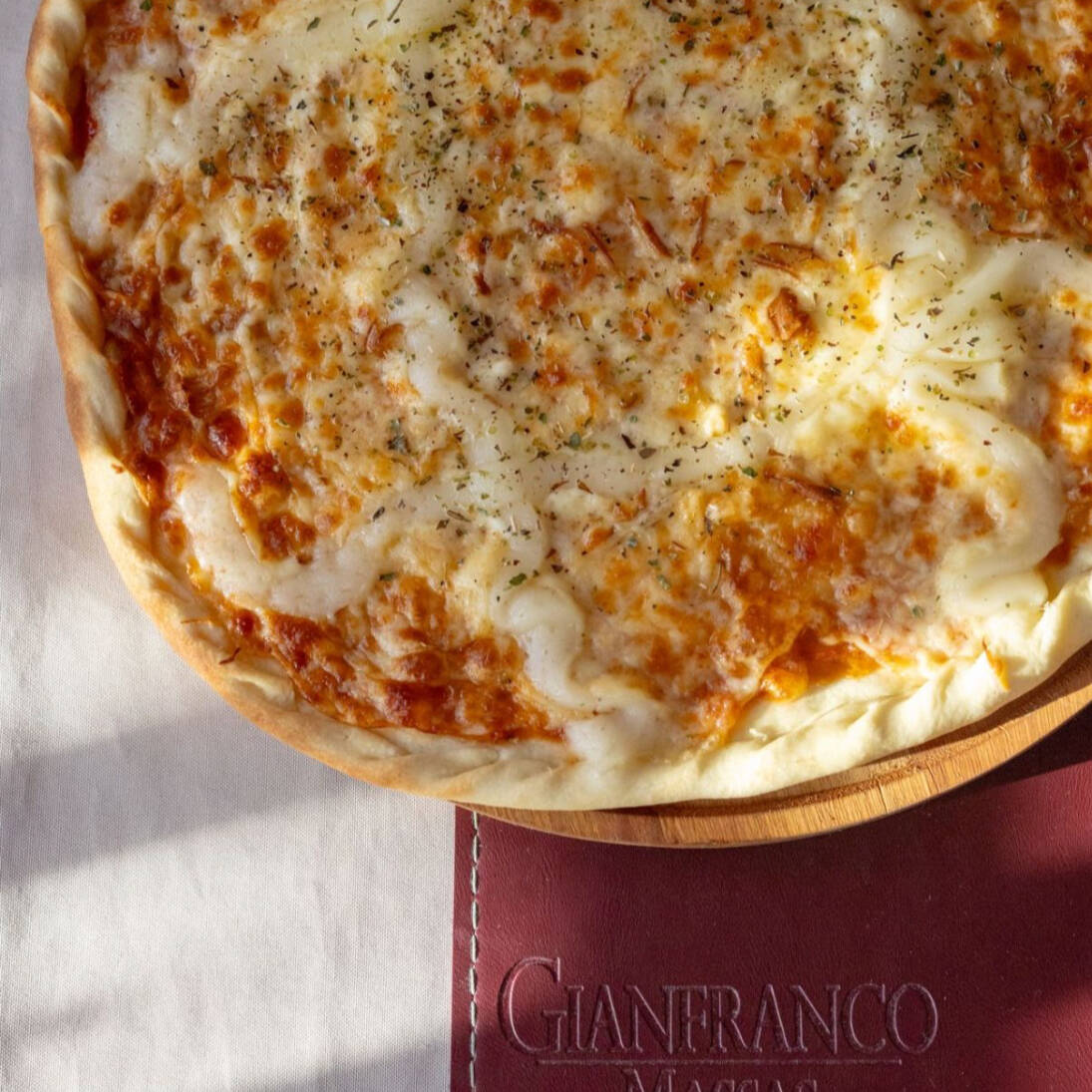 Pizza 30cm - mussarela, provolone, parmesão, catupiry e orégano