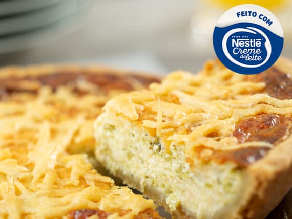 Rende 04 a 06 fatias. Pesa aprox. 700g. Vendida congelada, levar congelada ao forno a 180 graus por 30 minutos. Contém glúten, leite e ovos. Após assada, conservar refrigerada e consumir em até 3 dias.
Leveza nutritiva com o sabor do conforto doméstico. Nossa quiche é uma torta aberta com massa à base de manteiga e creme de leite . Selecionamos brócolis frescos e crocantes para serem os protagonistas deste recheio. É a opção vegetariana preferida de quem busca uma refeição equilibrada, leve e