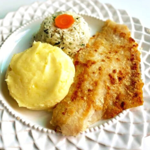 Filezinhode peixe com delicioso purê de batata, acompanha arroz e feijão