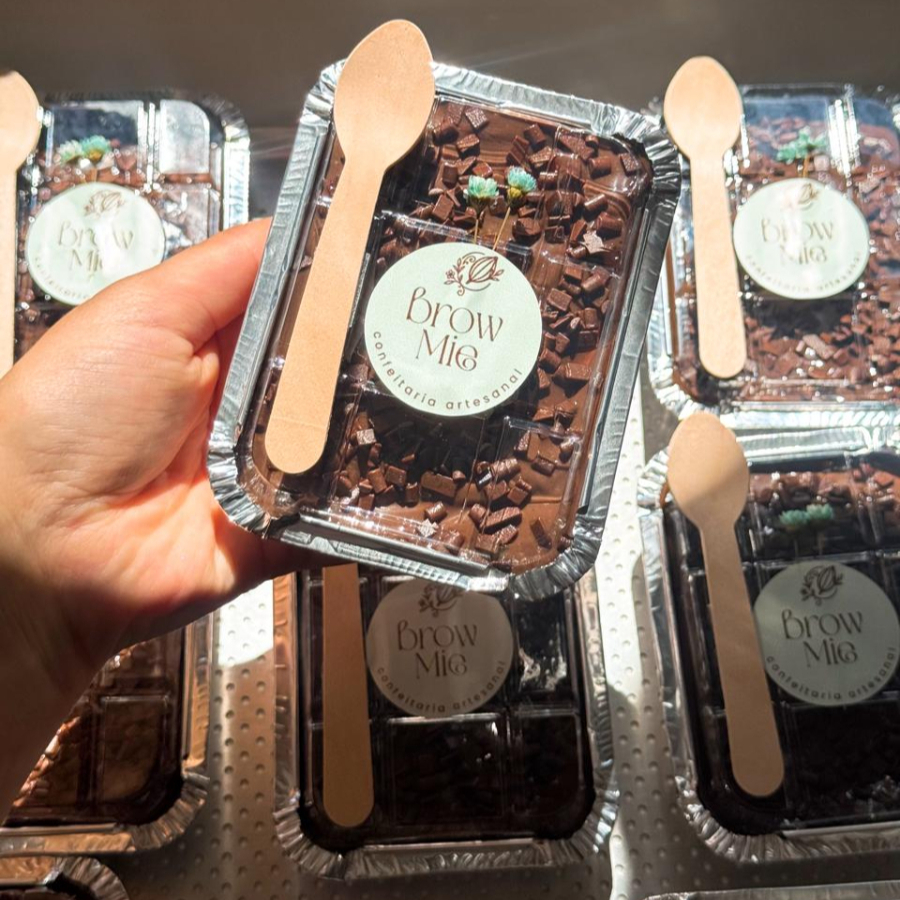 Delicioso bolo de cenoura fofinho com cobertura de chocolate e granulé meio amargo, servido na prática marmitinha de 220ml. Simplesmente irresistível! Ideal para quem ama um bolinho quentinho: basta retirar a tampa e levar ao micro-ondas pelo tempo desejado. A embalagem é segura e própria para isso, mas atenção: a tampa não deve ir ao micro-ondas. O bolo será enviado em temperatura ambiente. Quer uma experiência ainda mais gostosa? Aqueça e aproveite cada mordida!