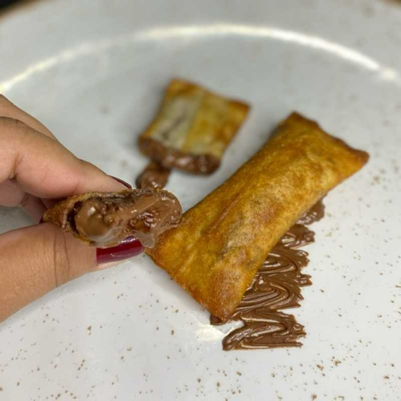 2 unidades de bastão, massa harumaki recheada com bastante Nutella