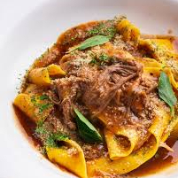 Massa caseira fresca, servida com costela bovina desfiada e burrata gratinada.