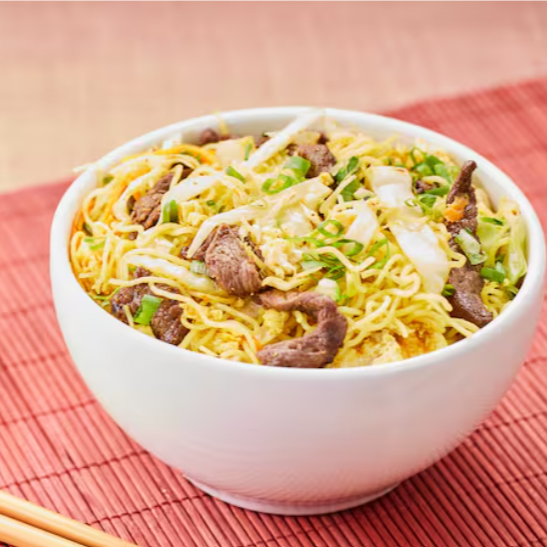 Macarrão de arroz ao curry, com tiras de carne e um mix de legumes, que traz aquele conforto em cada garfada. Venha se deliciar!