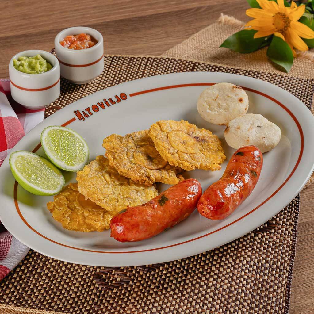 Chorizo con Arepa y Patacones