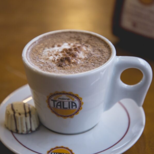 Cappuccino cremoso e quente, feito com café expresso de qualidade, leite vaporizado e uma camada de espuma aveludada.