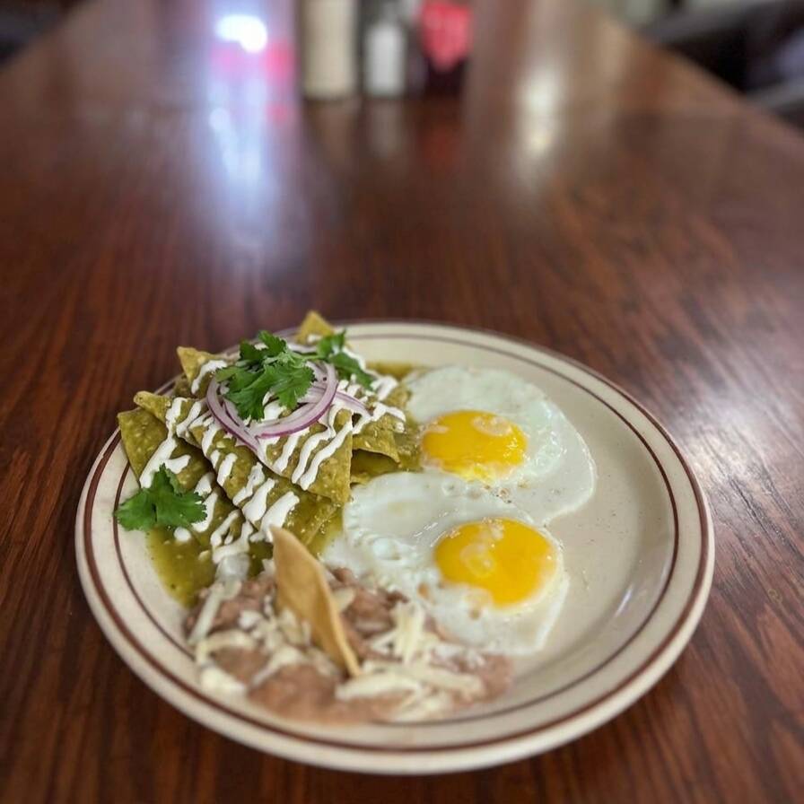 Huevos con Chilaquiles Verdes